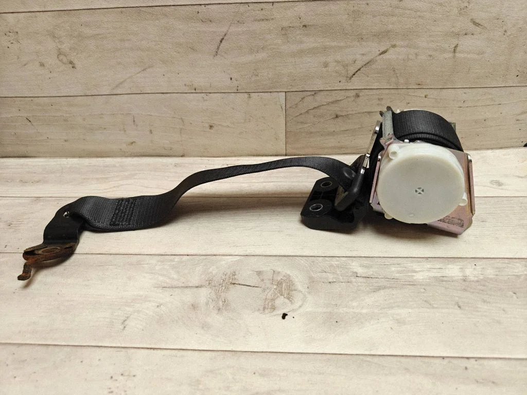 Rear seatbelt 33053983B