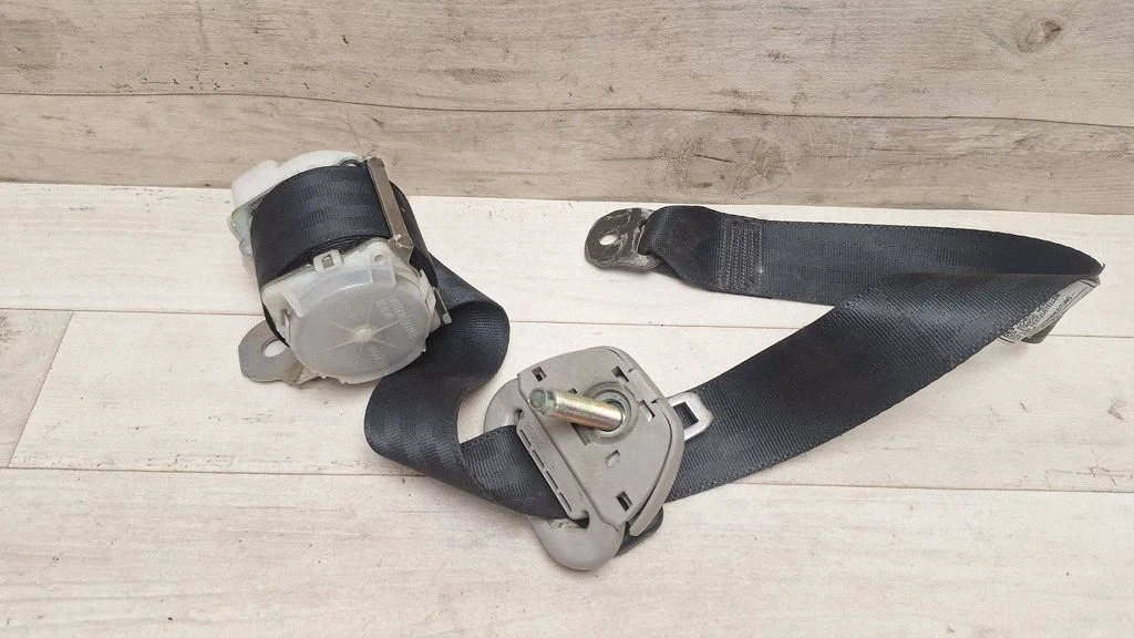 Rear seatbelt – Toyota Corolla Verso AR10 (2004-2009)