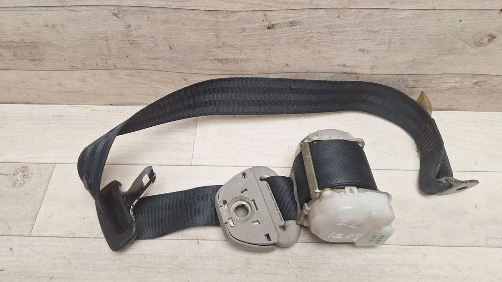 Rear seatbelt – Toyota Corolla Verso AR10 (2004-2009)