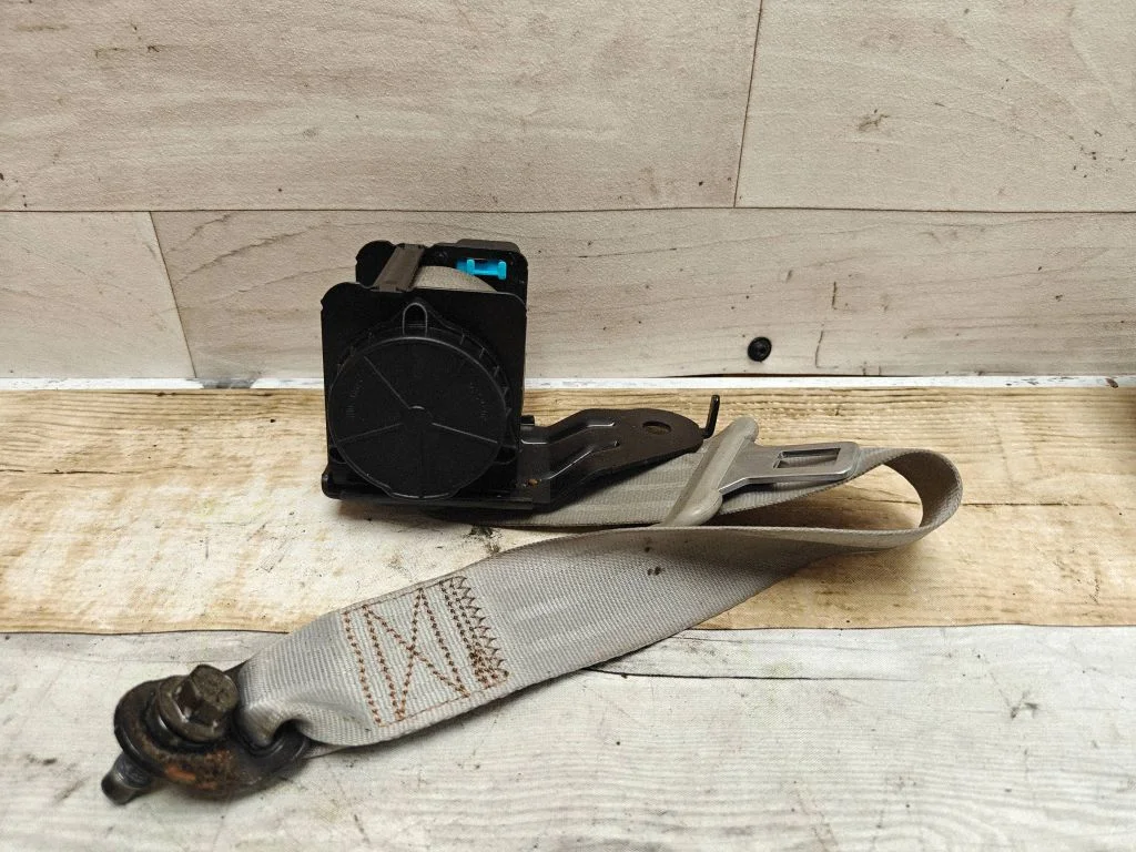 Rear seatbelt 045294