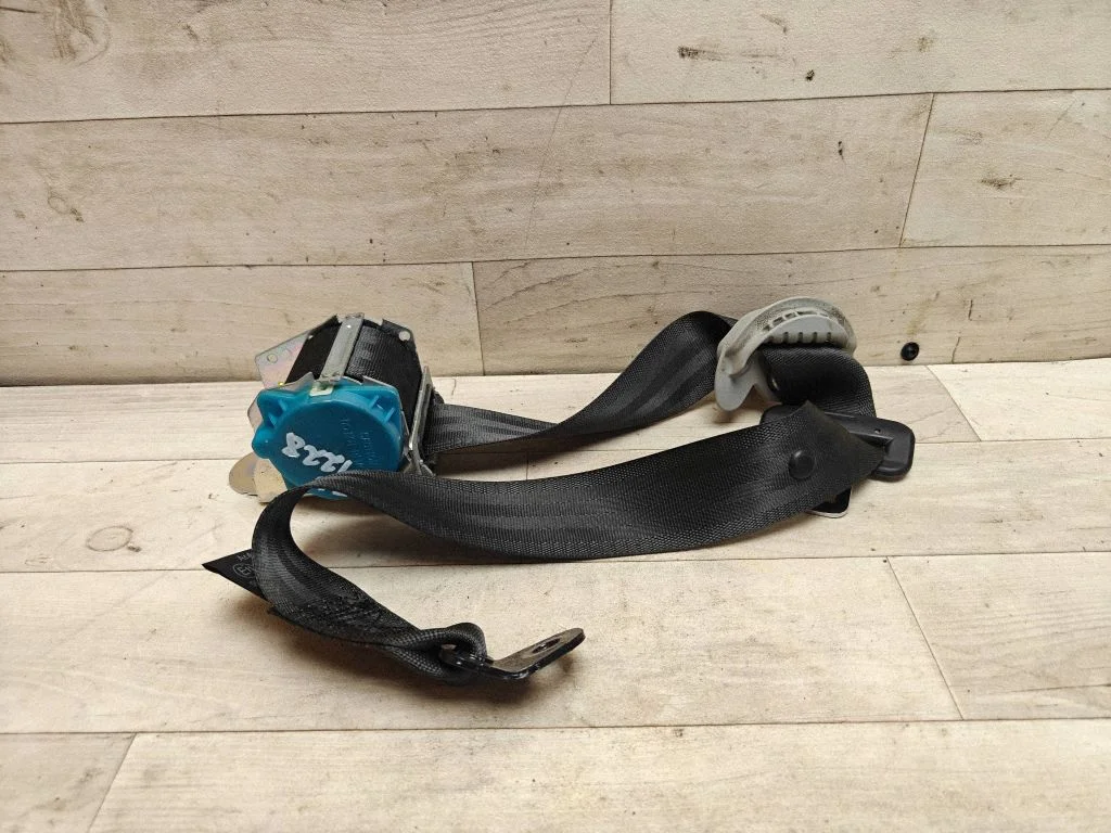 Rear seatbelt 898101J000