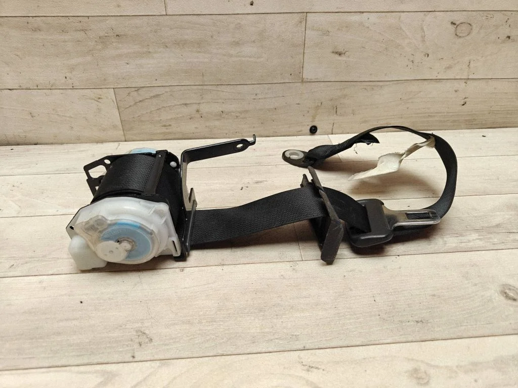 Rear seatbelt 7336005100
