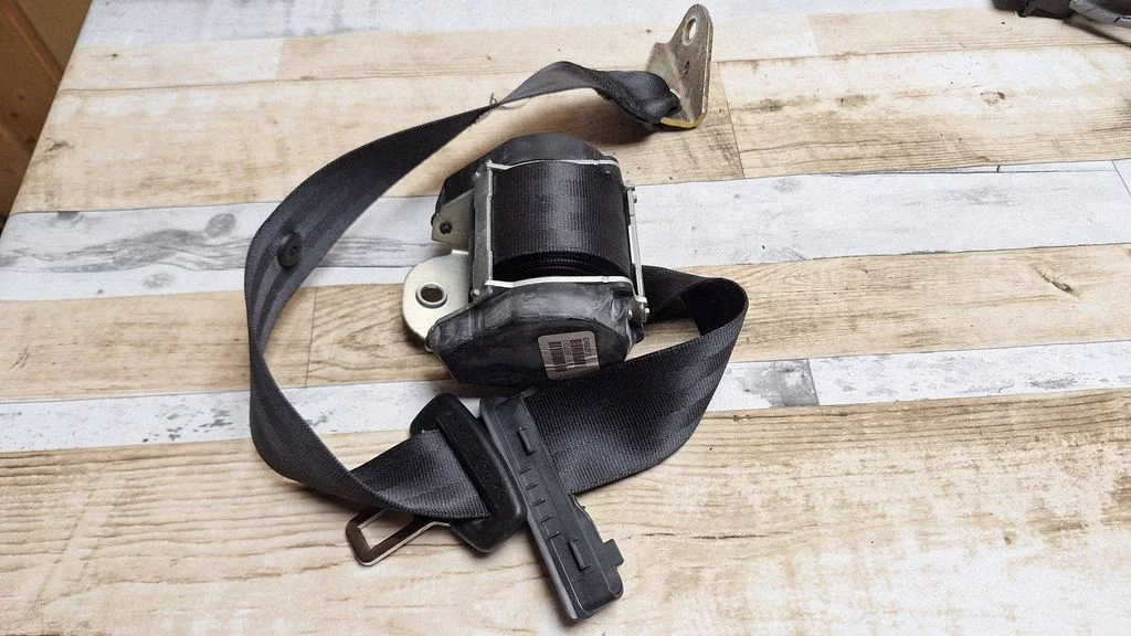Rear seatbelt 1K5857805