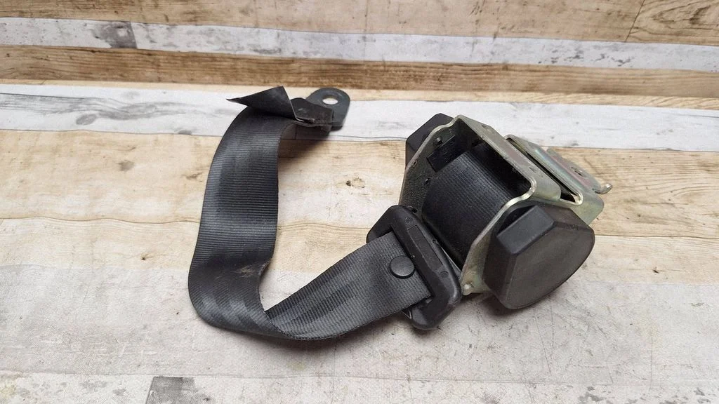 Rear seatbelt – rear right