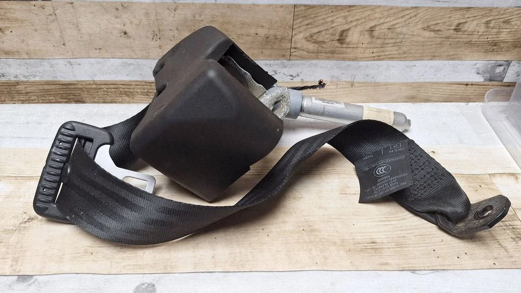 Rear seatbelt 8639551