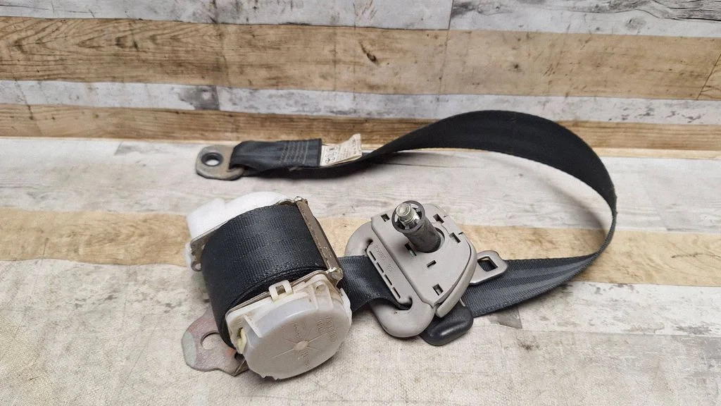 Rear seatbelt – Toyota Corolla Verso AR10 (2004-2009)