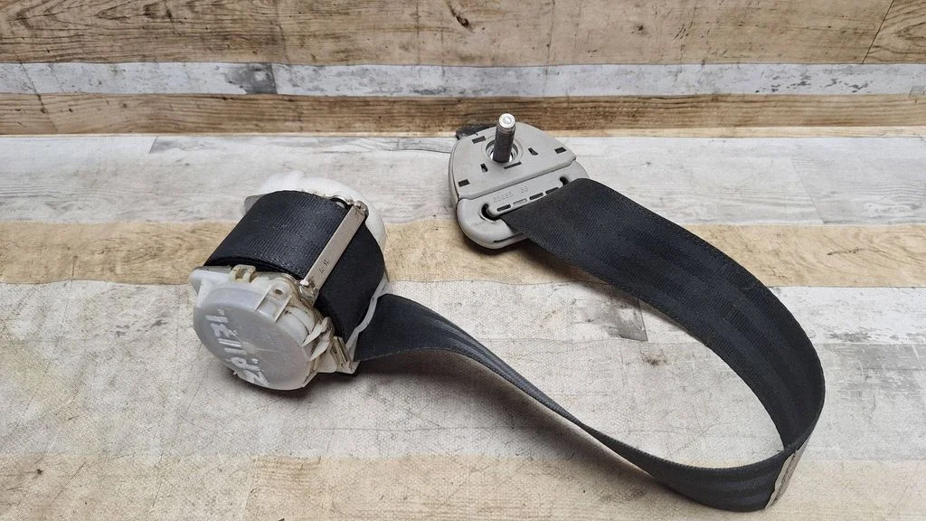 Rear seatbelt – Toyota Corolla Verso AR10 (2004-2009)