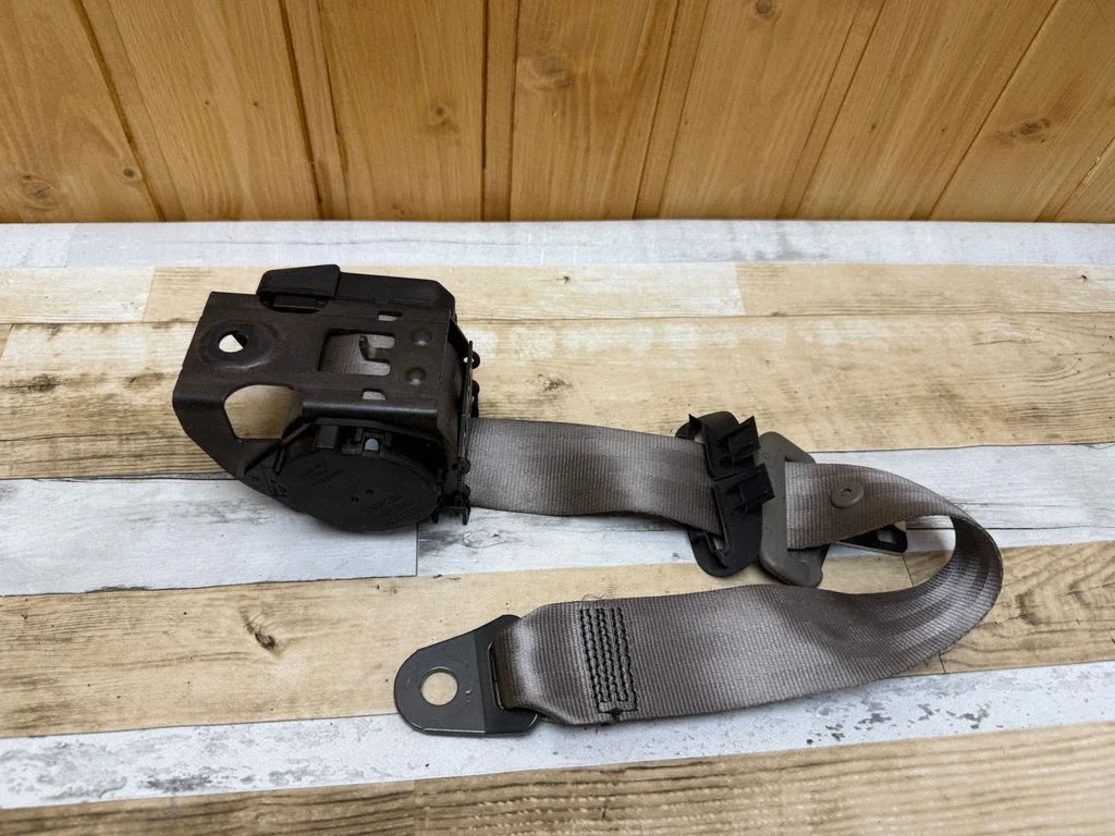 Rear seatbelt 049054