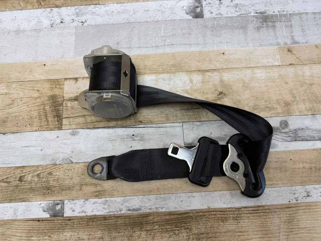 Rear seatbelt 7H8520