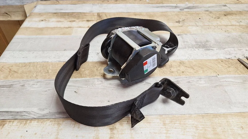 Rear seatbelt 619894600