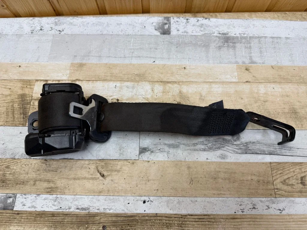 Rear seatbelt 04200