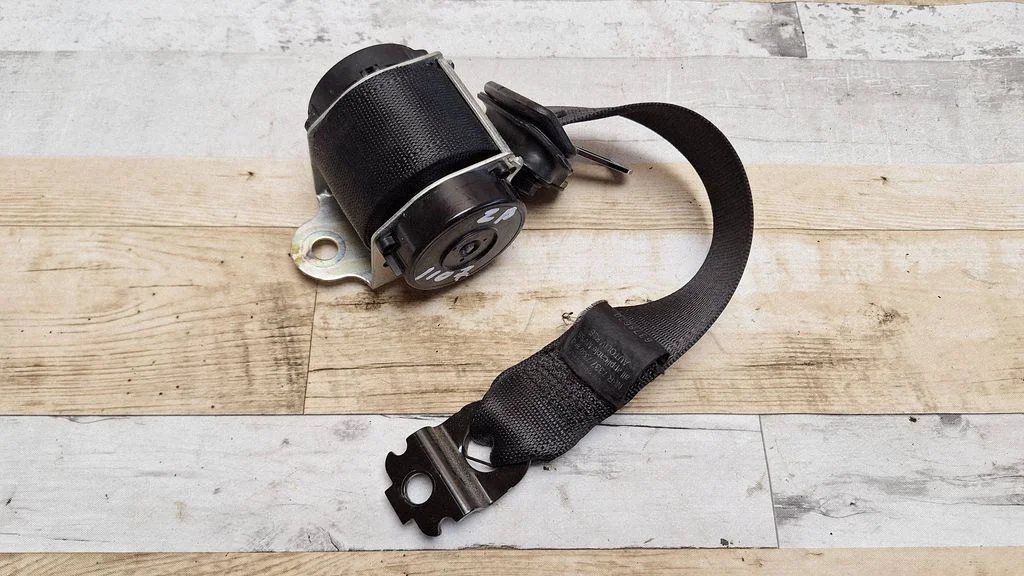 Rear seatbelt 047080