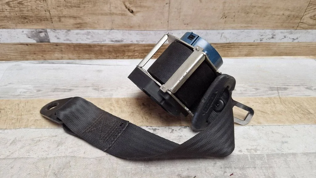 Rear seatbelt