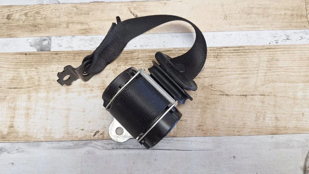 Rear seatbelt G4303