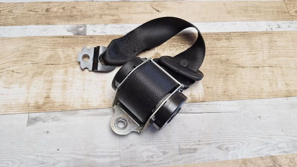 Rear seatbelt G4302