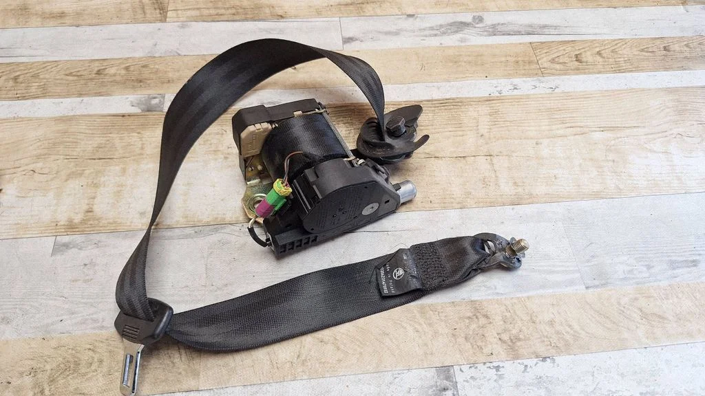 Rear seatbelt 33018744
