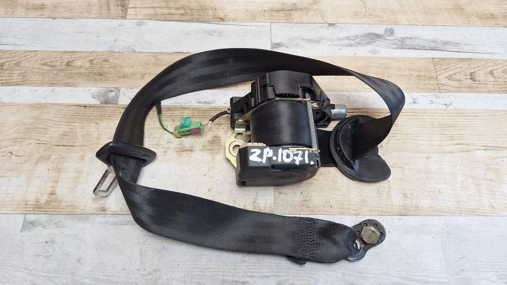 Rear seatbelt 33018745