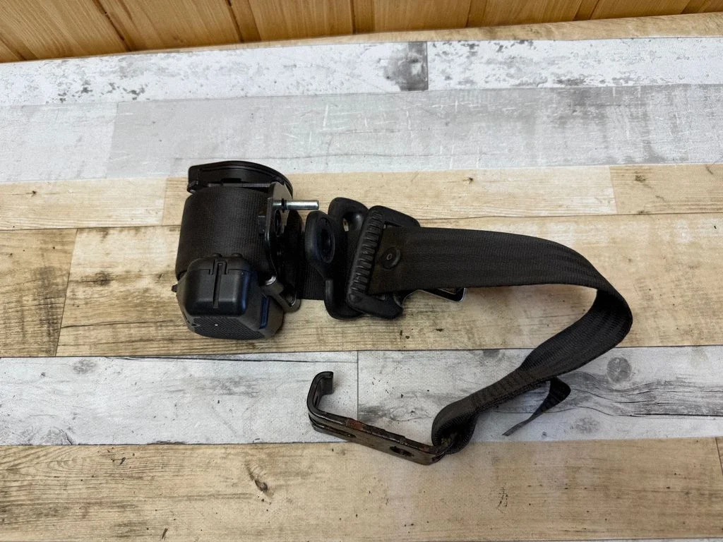 Rear seatbelt 04200