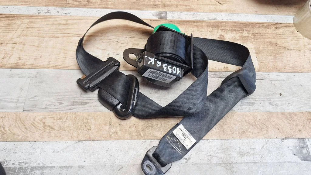 Rear seatbelt P04680197AD