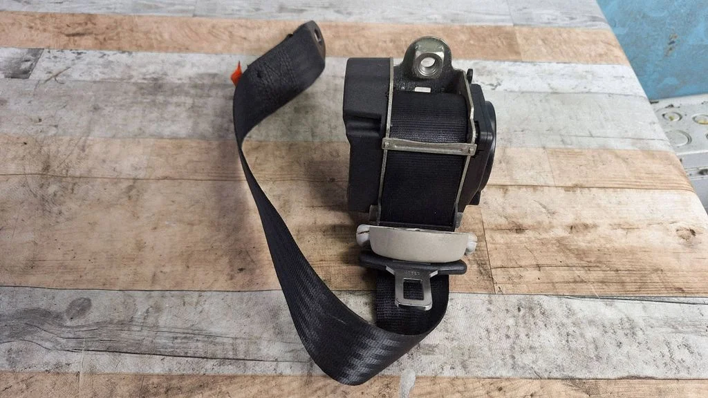 Rear seatbelt 049059