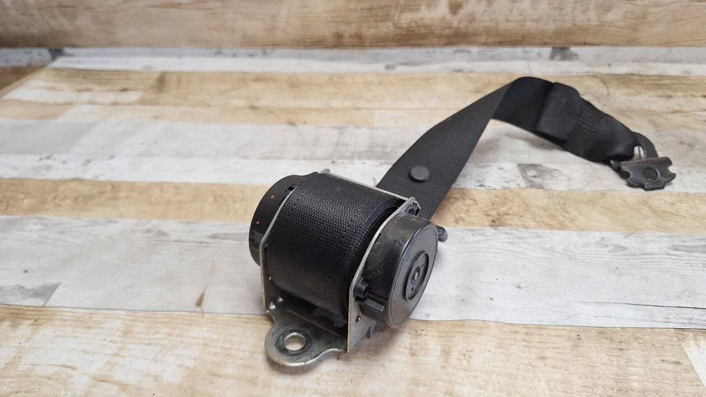 Rear seatbelt 047080