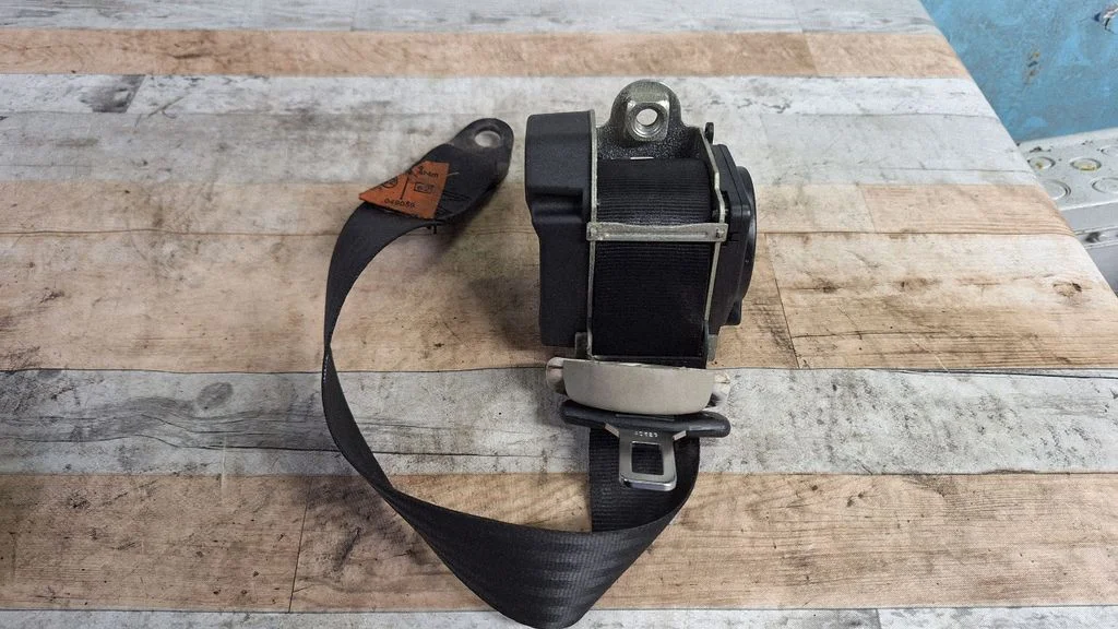 Rear seatbelt 049059