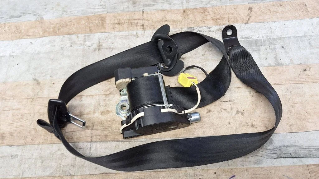 Rear seatbelt 193857737A