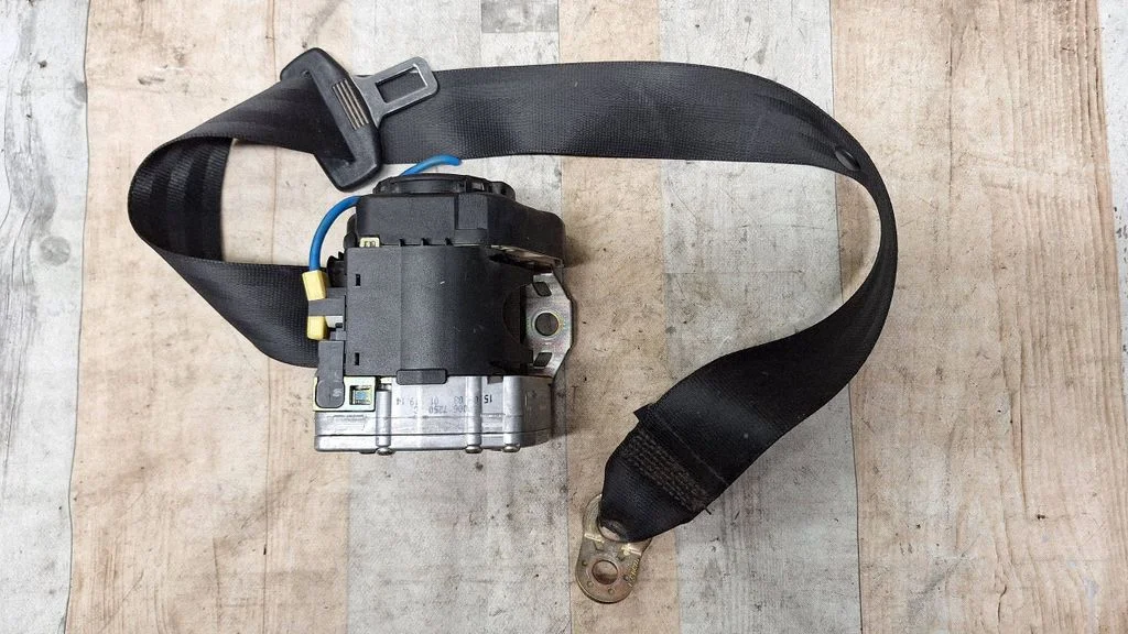 Rear seatbelt 193857737