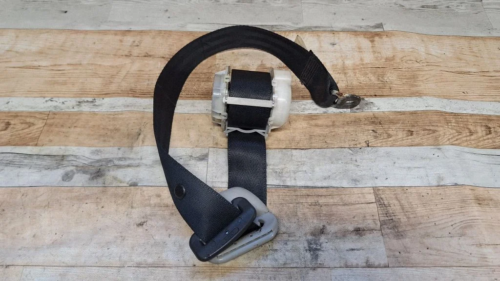 Rear seatbelt 7L1540