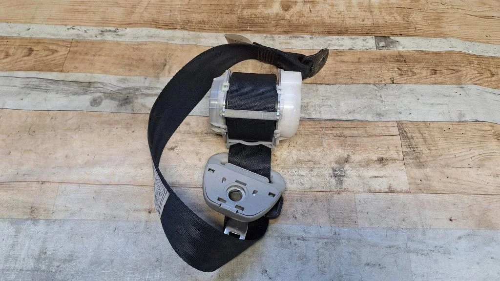 Rear seatbelt 7L2540