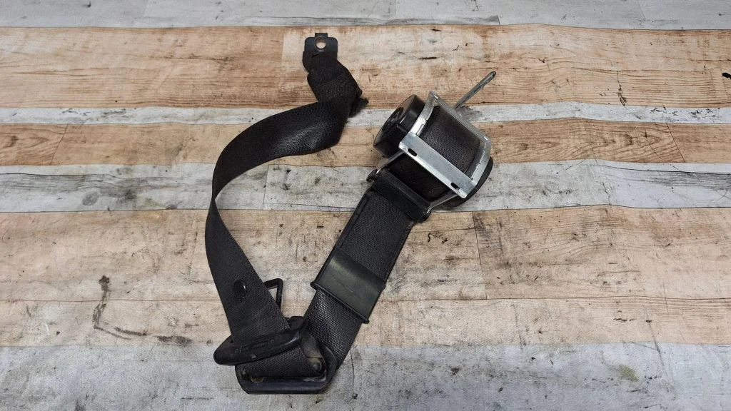 Rear seatbelt 93390053