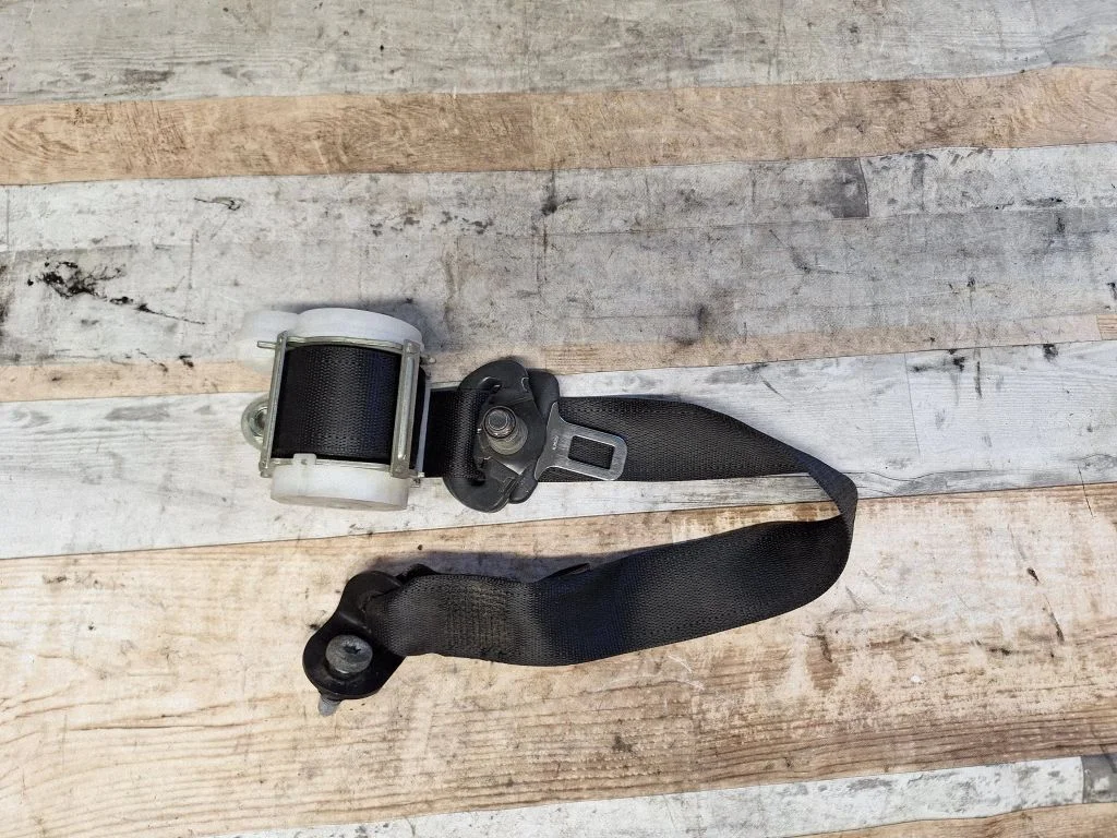 Rear seatbelt 041039