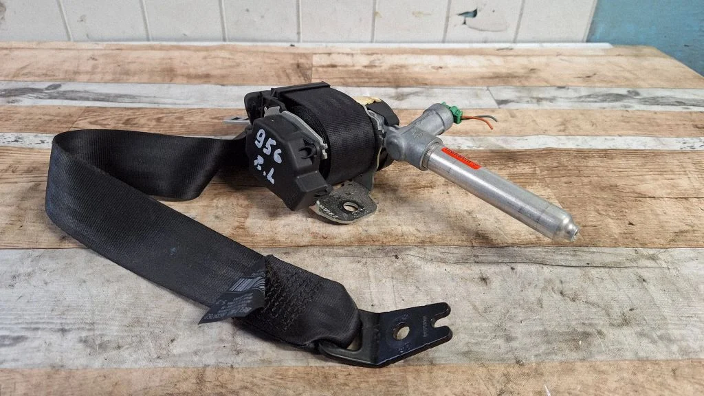 Rear seatbelt 8639762