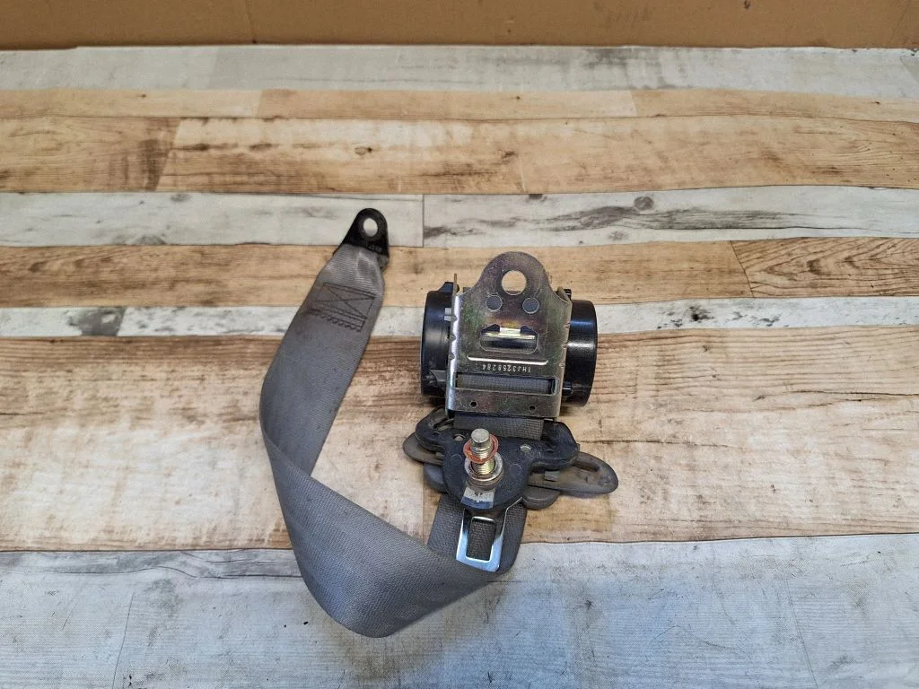 Rear seatbelt 040947