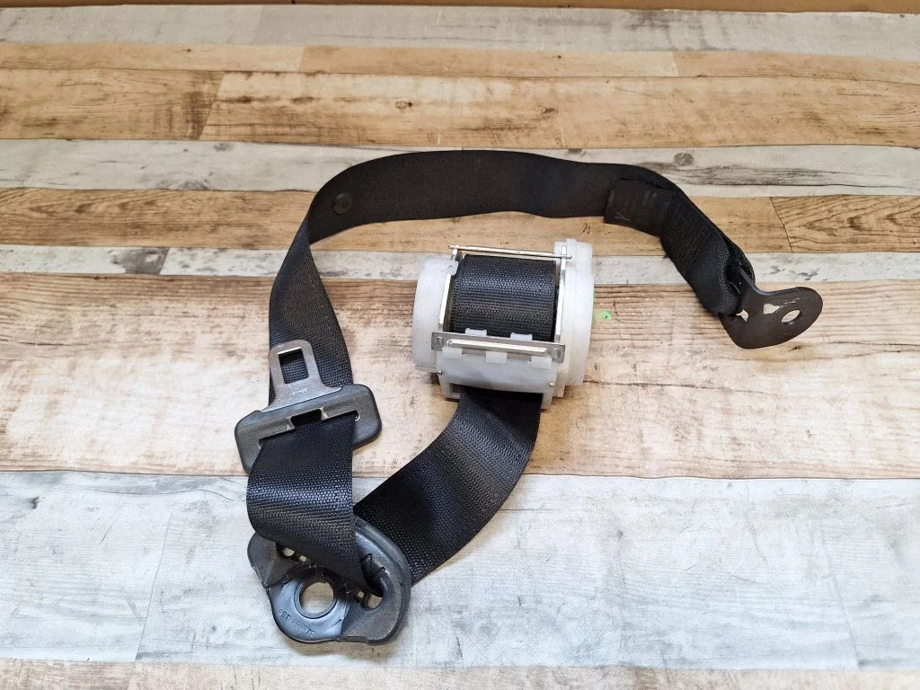 Rear seatbelt 13120718F