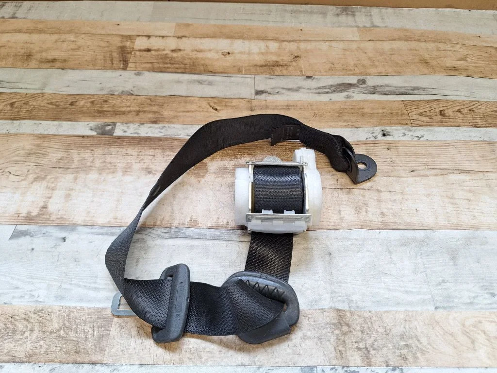 Rear seatbelt 24467732F
