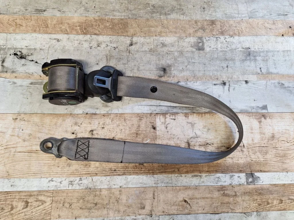 Rear seatbelt – rear right