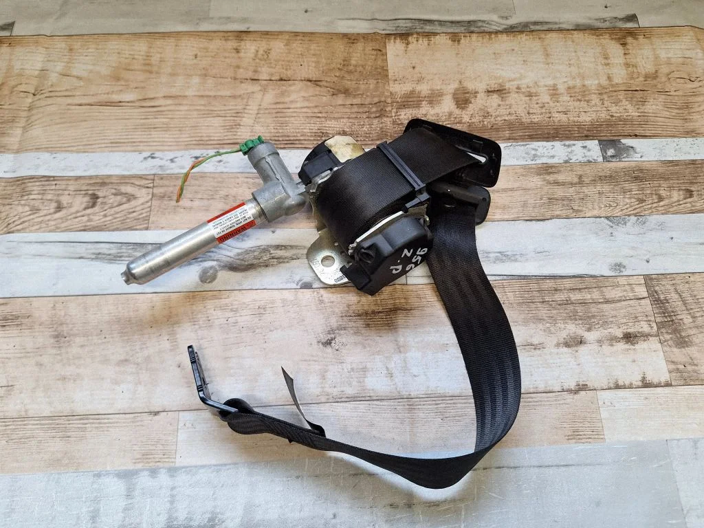 Rear seatbelt 8639764