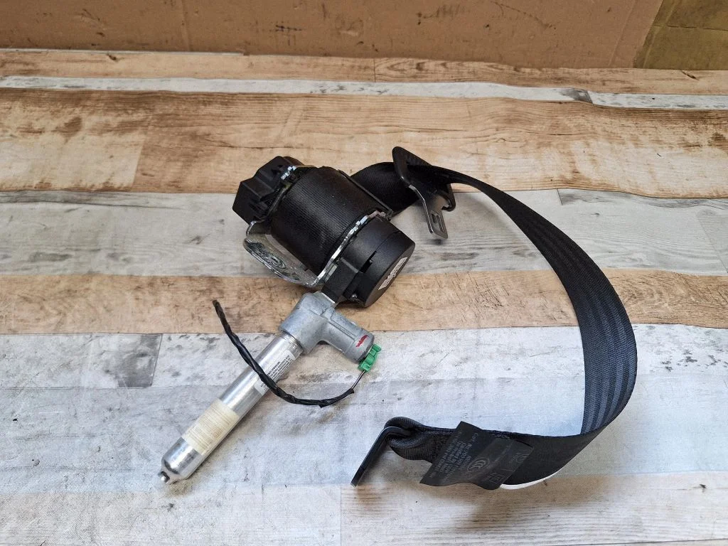 Rear seatbelt 8639551