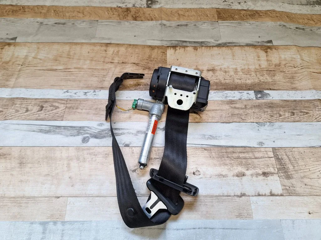 Rear seatbelt 8639763