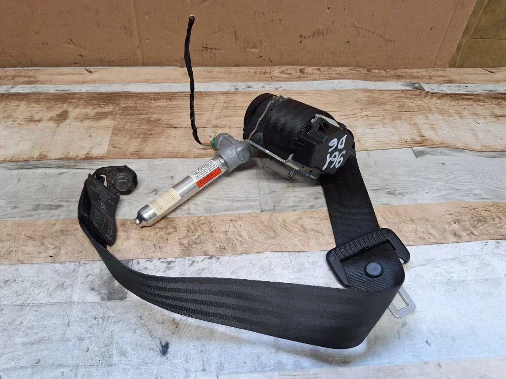 Rear seatbelt 8639553