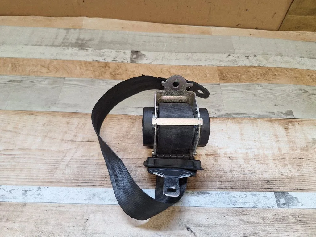 Rear seatbelt 0402095