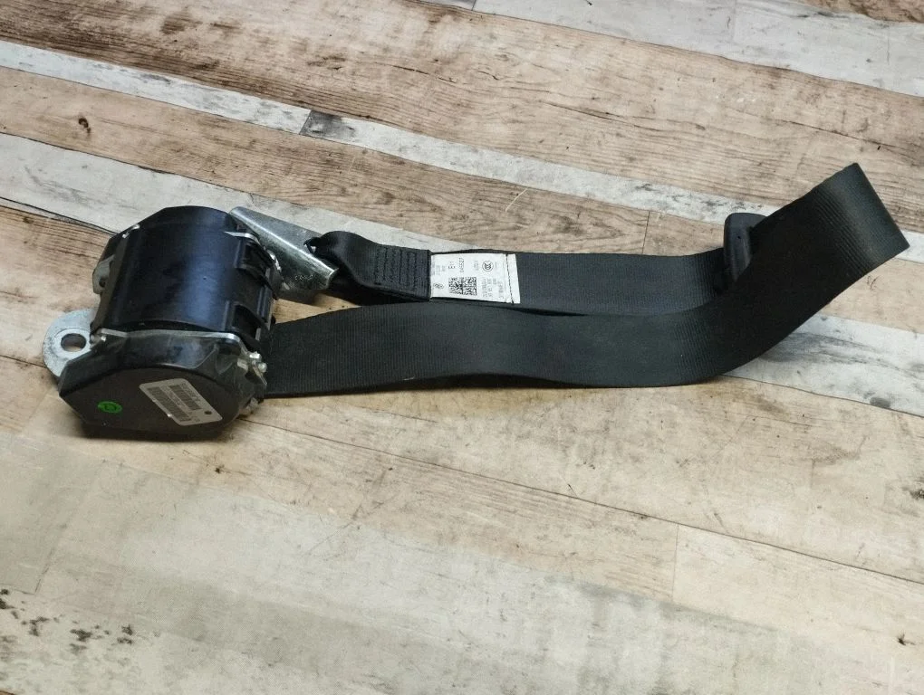 Rear seatbelt 1K9857806