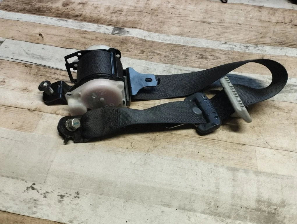 Rear seatbelt 045507