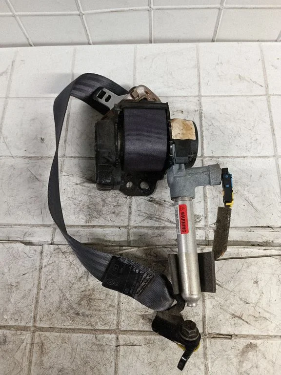 Rear seatbelt 04242