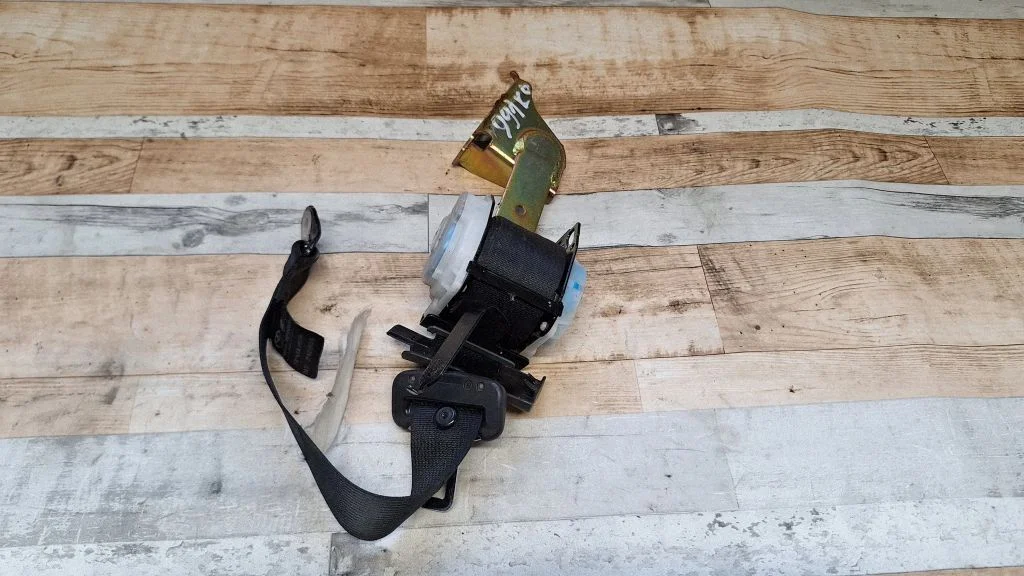 Rear seatbelt 7337005081