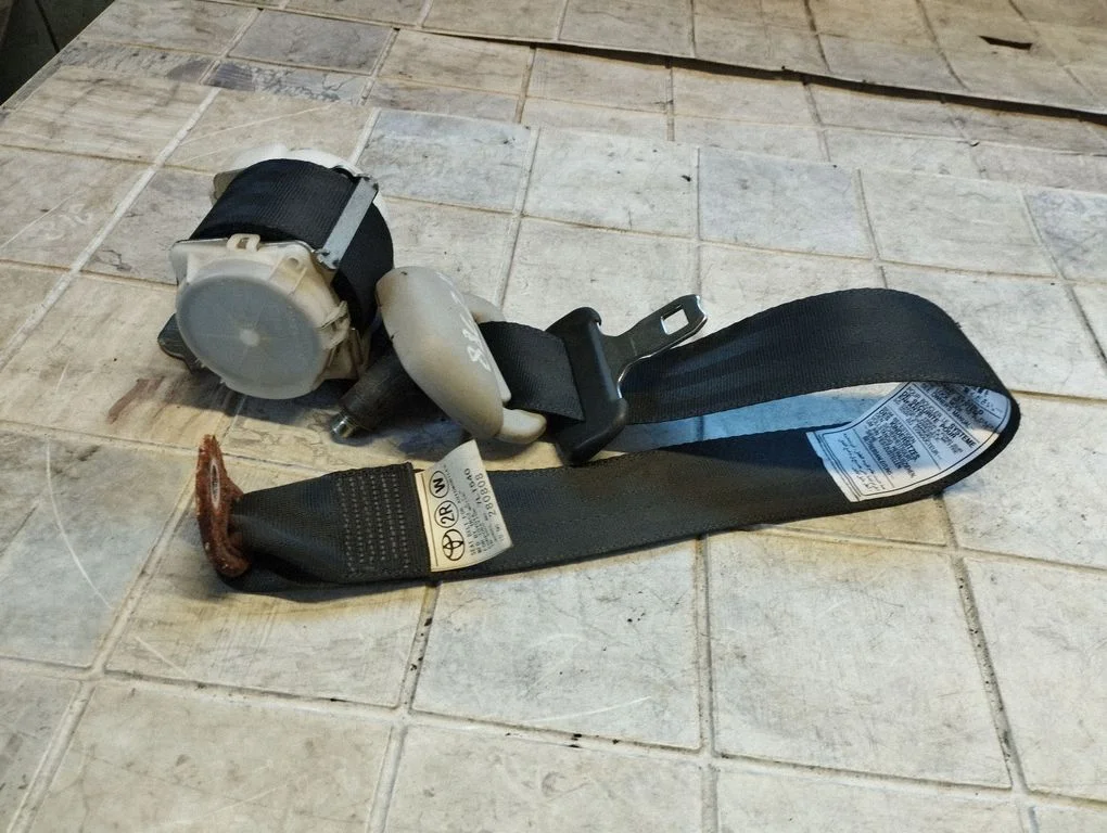 Rear seatbelt – Toyota Corolla Verso AR10 (2004-2009)