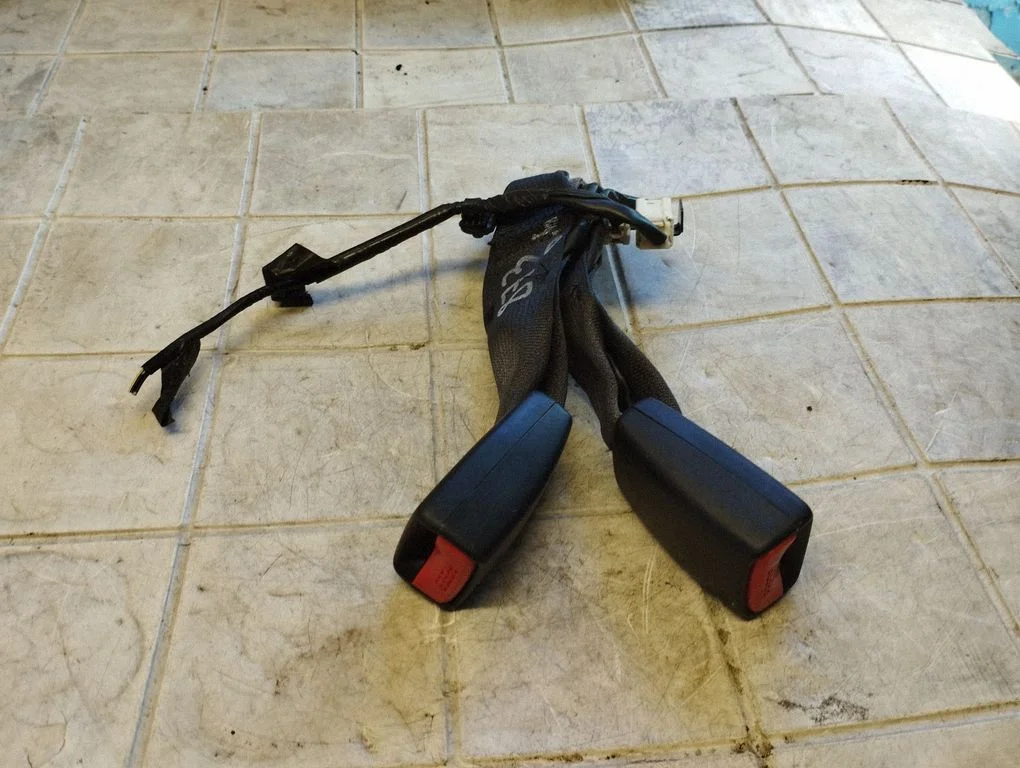 Rear seatbelt 060404BA