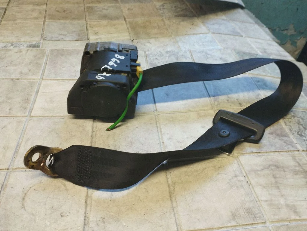 Rear seatbelt 040135