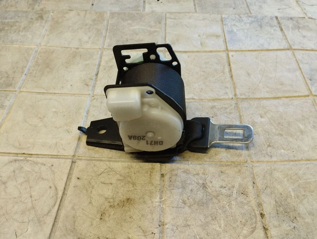 Rear seatbelt DH71209A